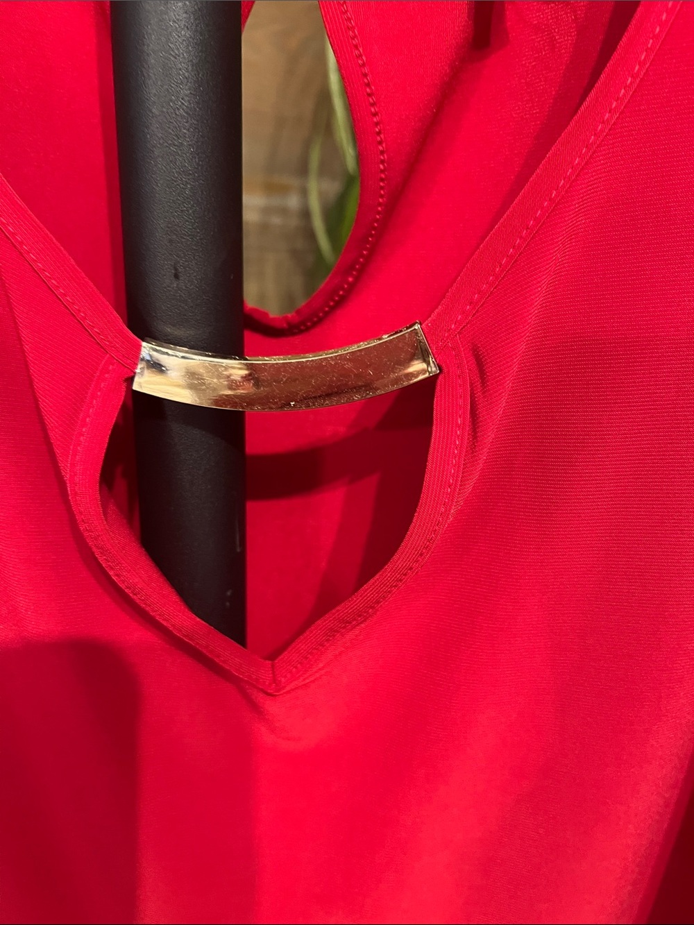 AUW red sleeveless blouse tank with v neck & gold detail. Slinky knit fabric L - Picture 3 of 4